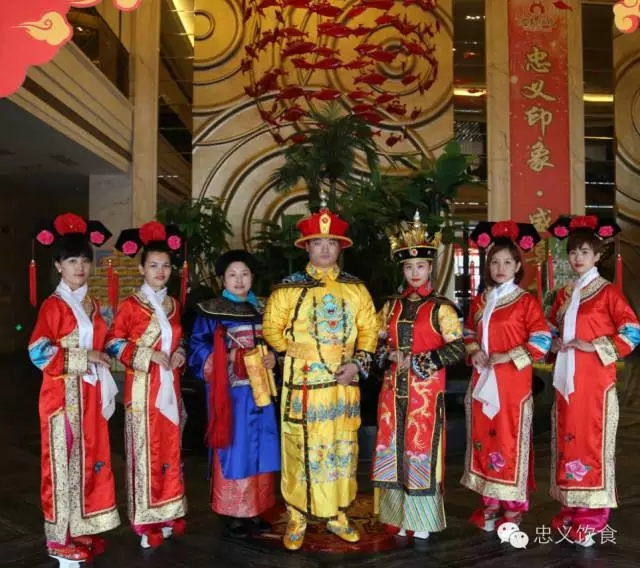 八一”建军节忠义饮食公司董事长：石敏女士组织全体员工开展慰问革命老军人献爱心活动