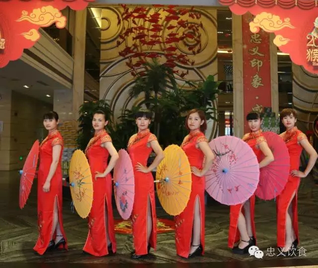 八一”建军节忠义饮食公司董事长：石敏女士组织全体员工开展慰问革命老军人献爱心活动